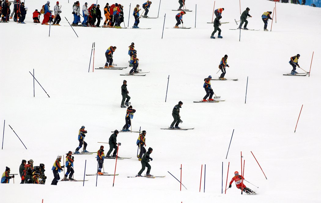 Upravování trati na olympiádě v Turíně po průjezdu Šárky Strachové