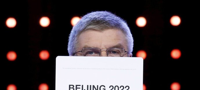 Předseda MOV Thomas Bach oznámil výsledky volby. Radovat se mohli v Pekingu.