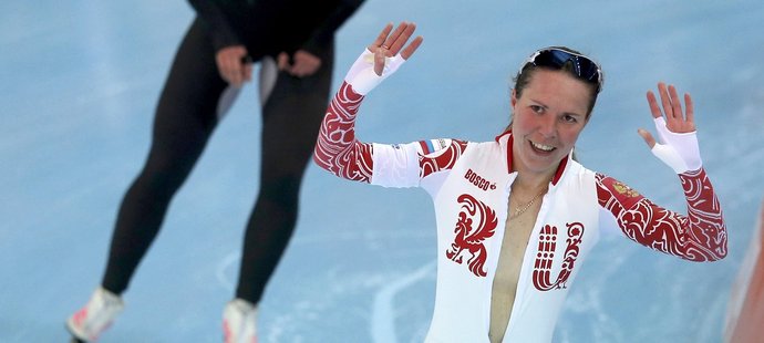 Ruská reprezentantka Olga Graf ukázala na rychlobruslařském okruhu víc, než by chtěla.