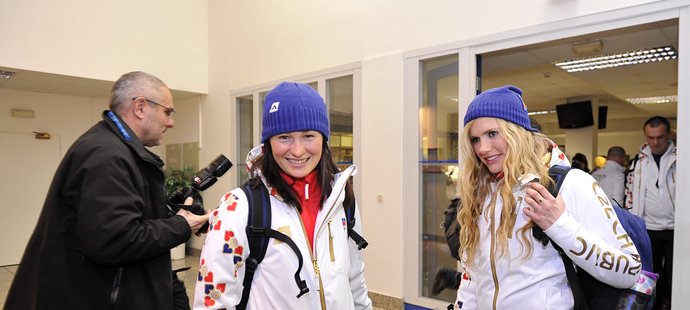 Biatlonistky Veronika Vítková a Gabriela Soukalová na letišti před odletem do Soči