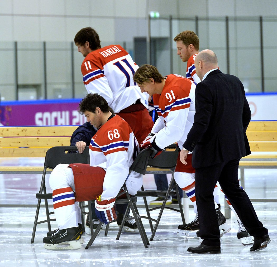 Focení hokejové reprezentace na olympiádě v Soči, Jaromír Jágr se nechal tlačit Martinem Eratem na židli