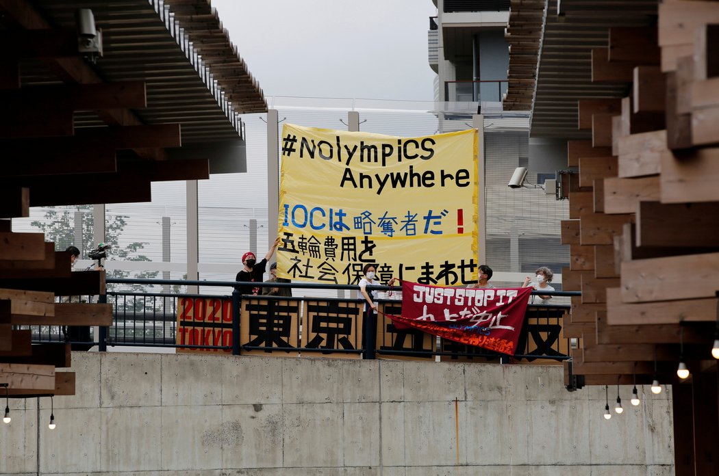 Protesty proti konání olympijských her u olympijské vesnice v Tokiu