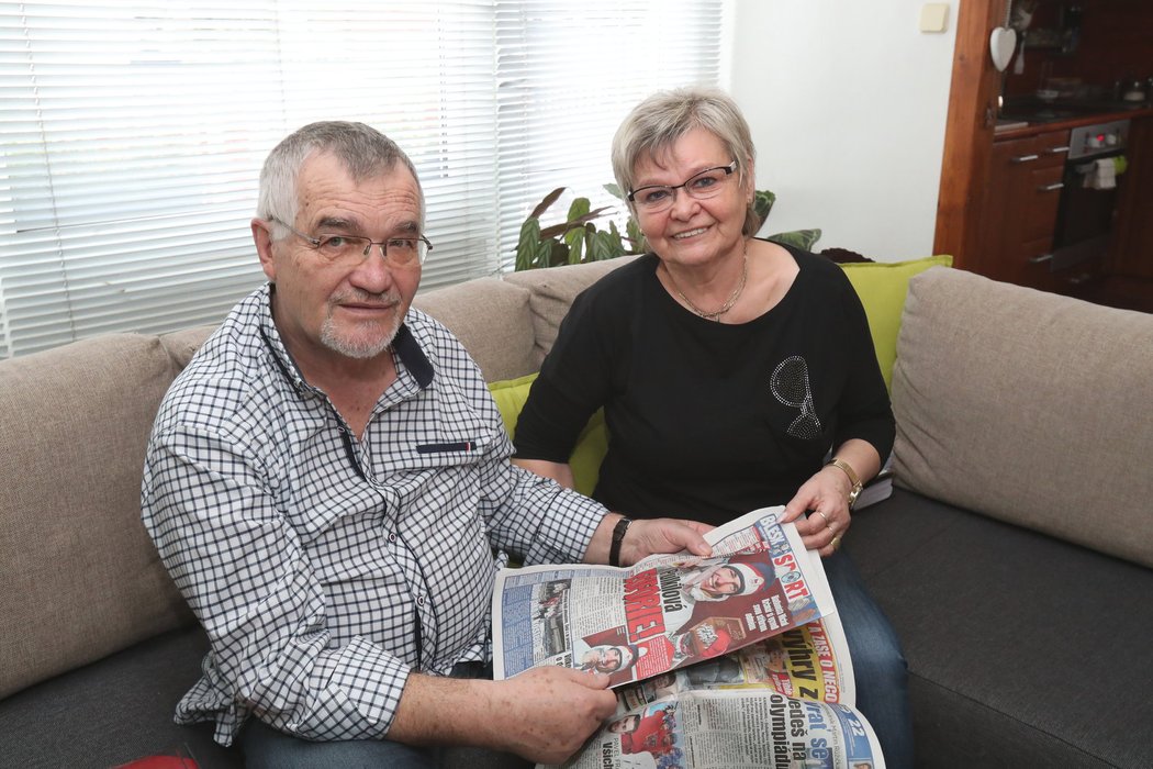 Oldřich Krčmář a jeho paní Jana se s chutí začetli do středečního Blesku, ve kterém byl hlavní postavou jejich vnuk Michal.