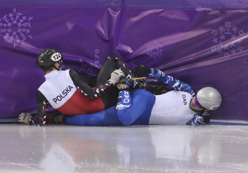 Pády a karamboly na olympijské trati v Koreji.