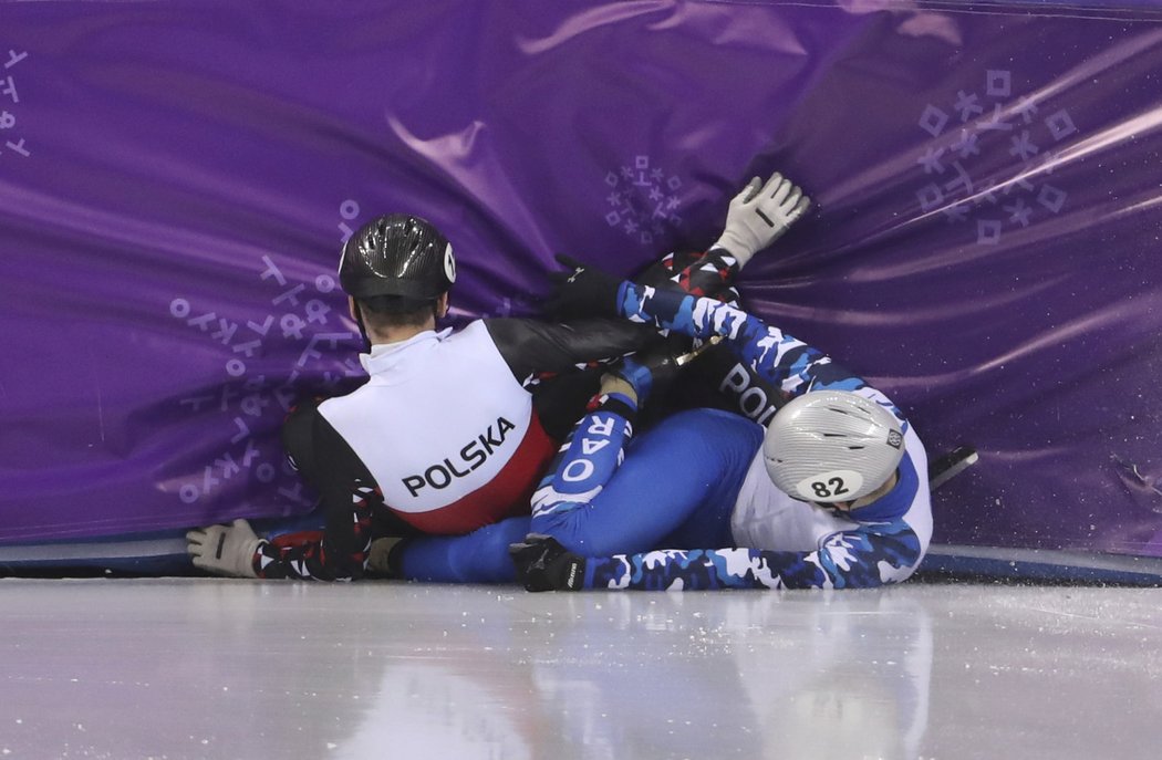 Pády a karamboly na olympijské trati v Koreji.