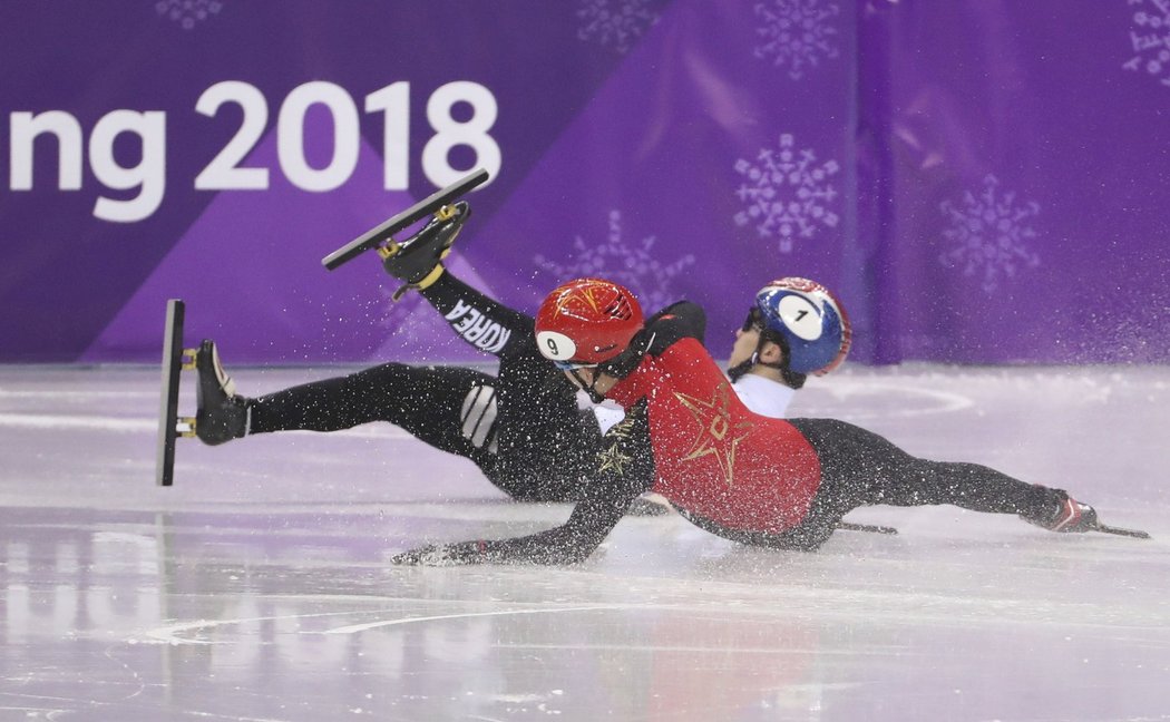 Pády a karamboly na olympijské trati v Koreji.