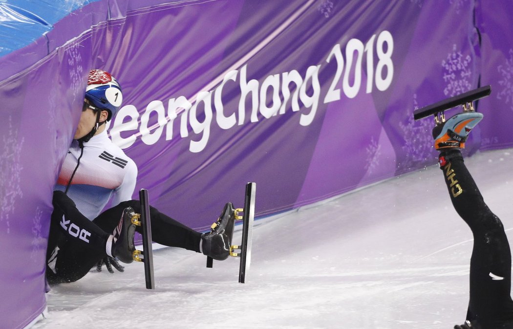 Pády a karamboly na olympijské trati v Koreji.