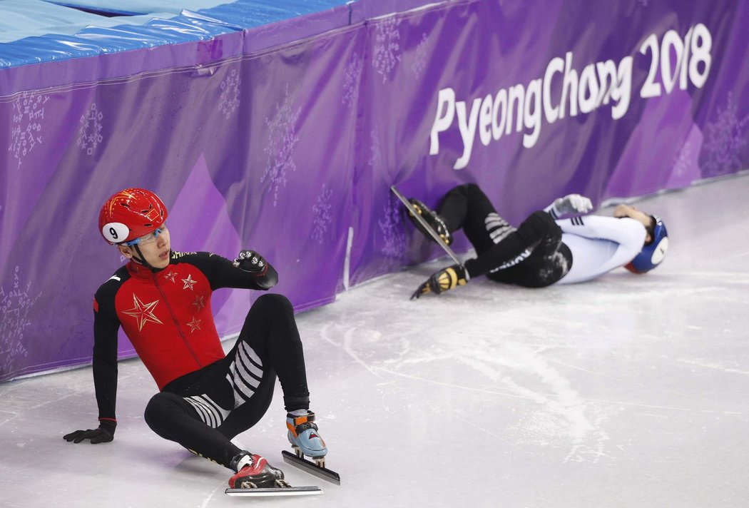 Pády a karamboly na olympijské trati v Koreji.