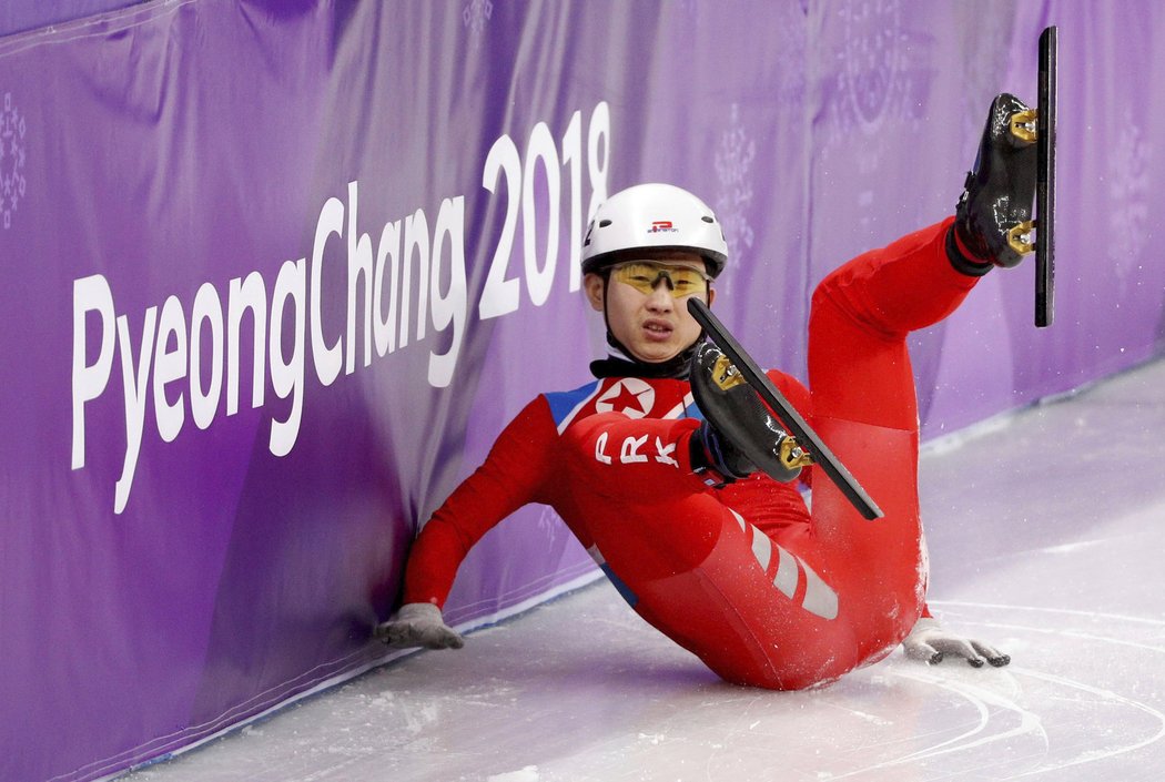 Pády a karamboly na olympijské trati v Koreji.