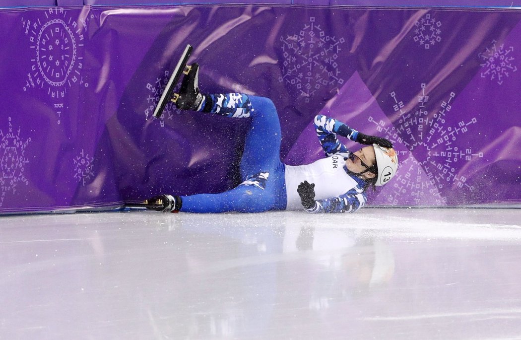 Pády a karamboly na olympijské trati v Koreji.