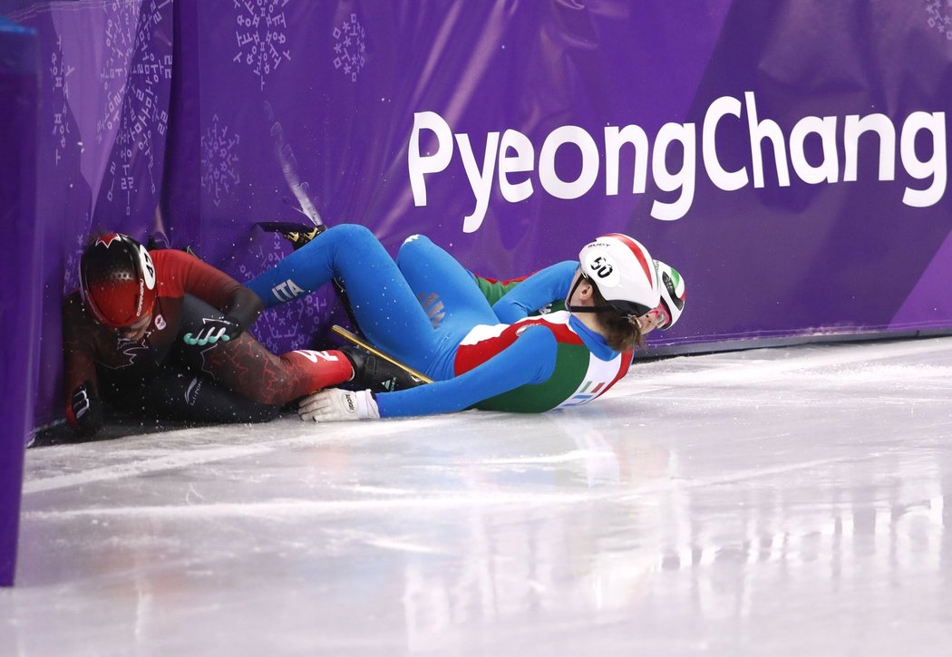 Pády a karamboly na olympijské trati v Koreji.