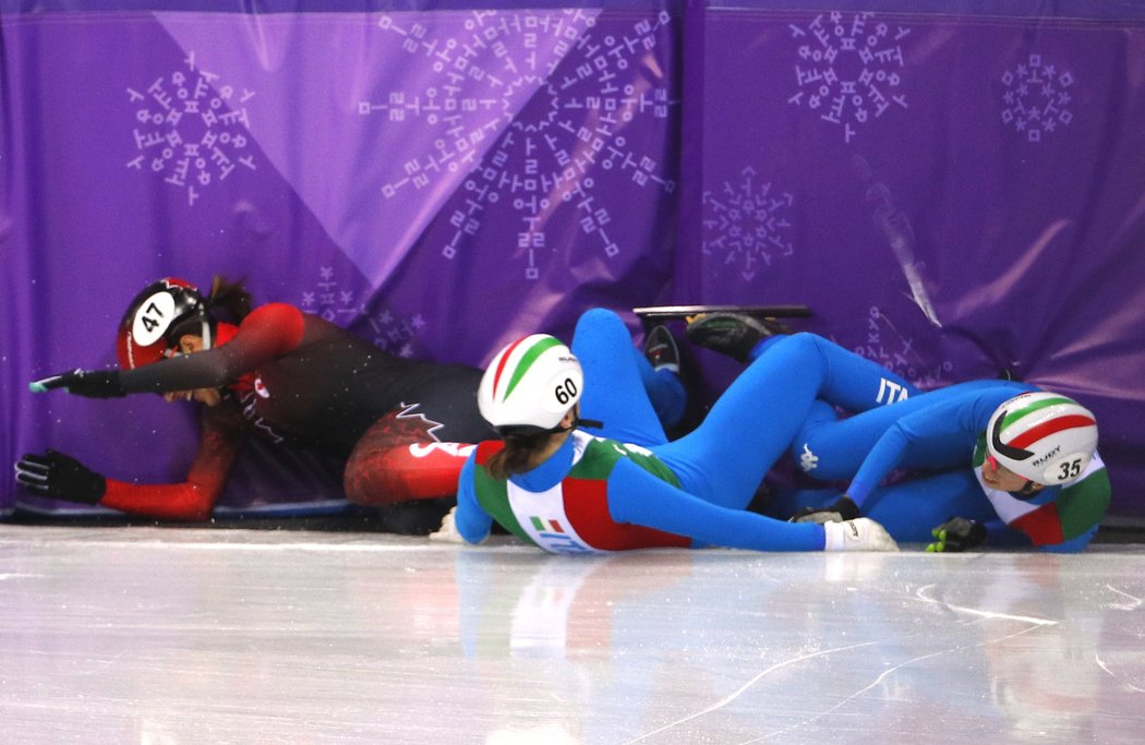 Pády a karamboly na olympijské trati v Koreji.