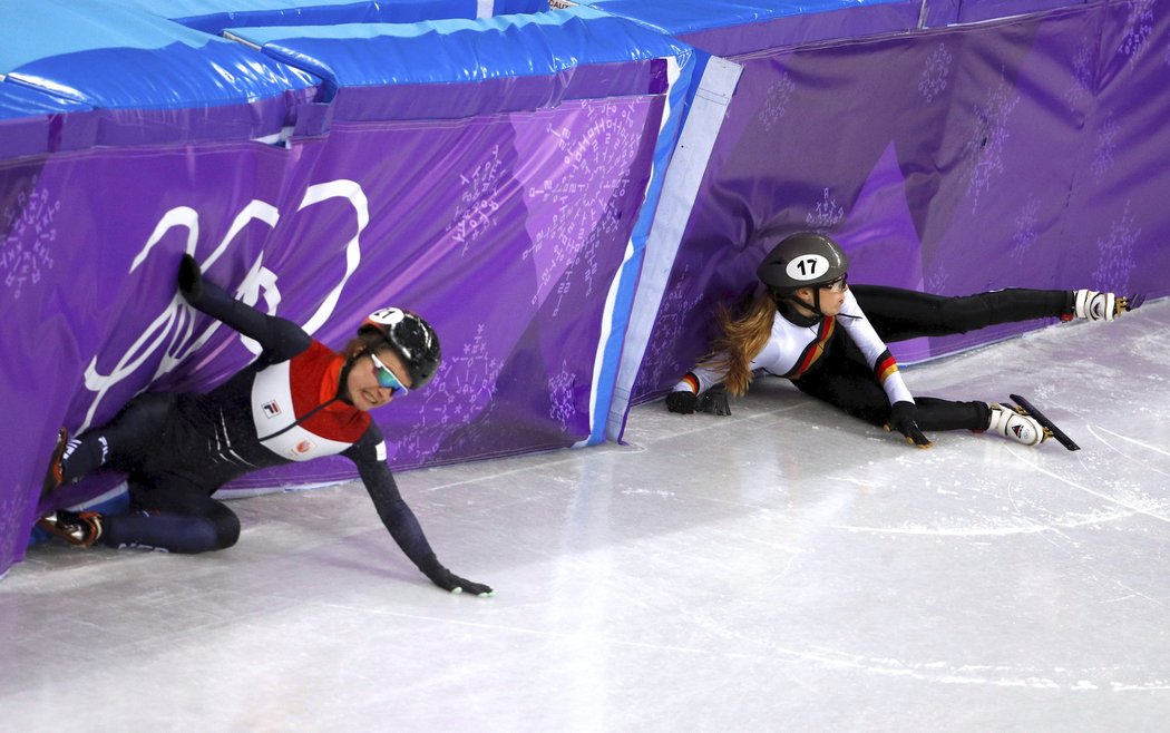 Pády a karamboly na olympijské trati v Koreji.