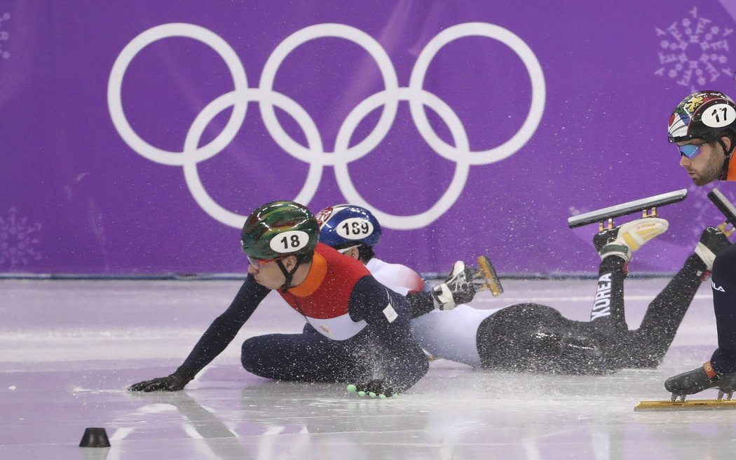 Pády a karamboly na olympijské trati v Koreji.