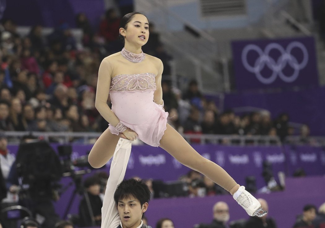 Miu Suzaki a Ryuichi Kihara při akrobacii.