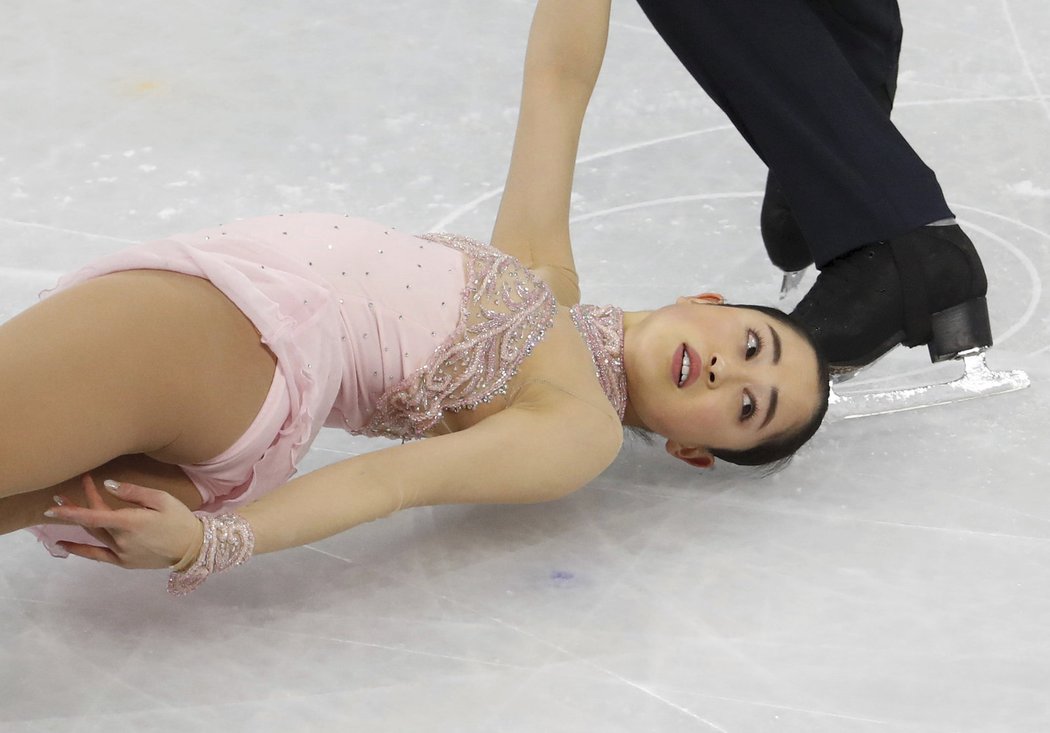 Na tenkém ledě brusilo japonské duo Miu Suzaki a Ryuichi Kihara.