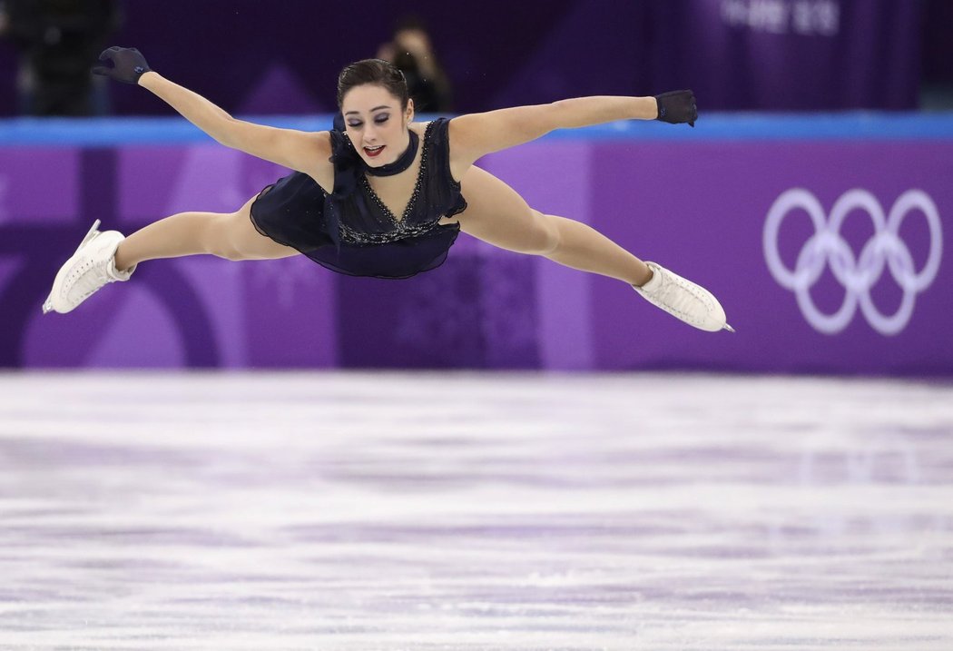 Kanaďanka Kaetlyn Osmond vysoko nad ledem.