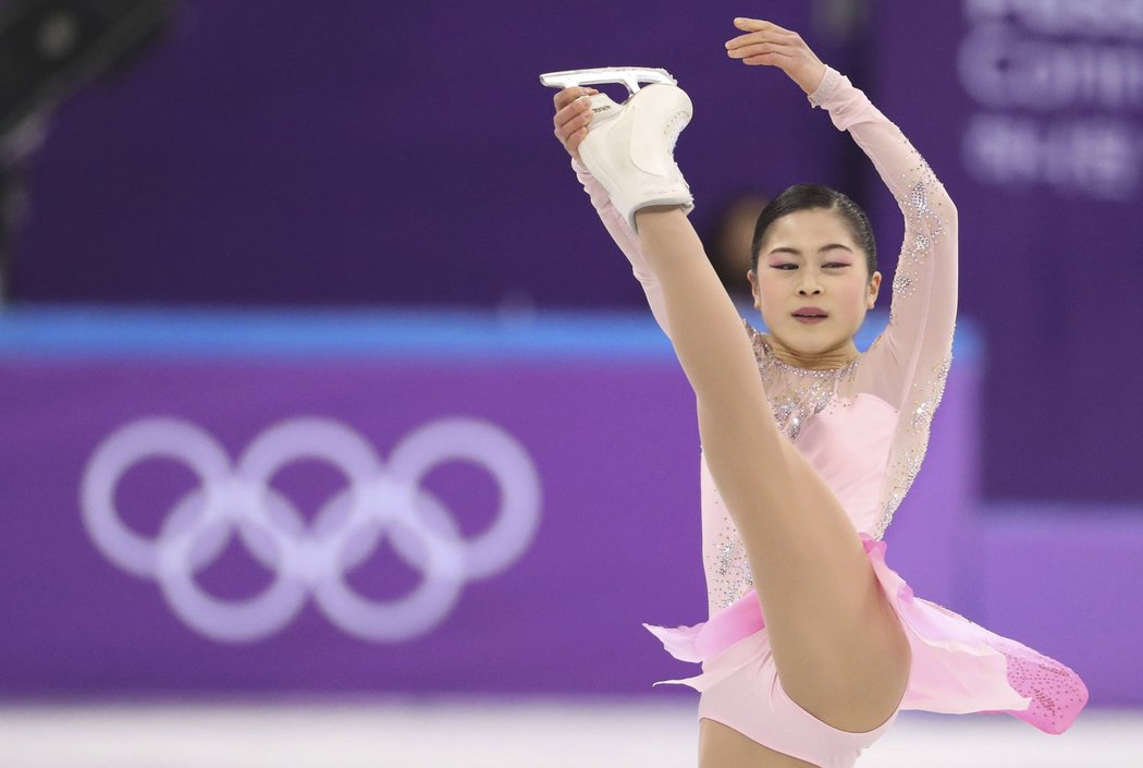 Japonka Satoko Miyahara s nohou nad hlavou.