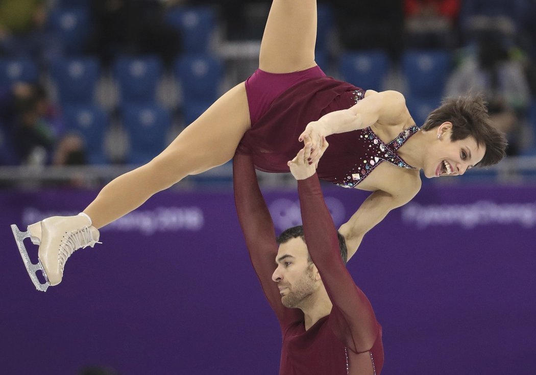 Také Kanaďané Meagan Duhamel a Eric Radford si zalétali ve vzduchu.