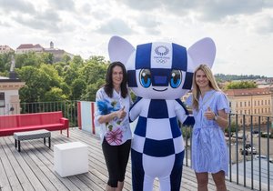 Lucie Šafářová (vpravo), ambasadorka Olympijského festivalu v Brně s někdejší českou rekordmankou v trojskoku Šárkou Kašpárkovou.