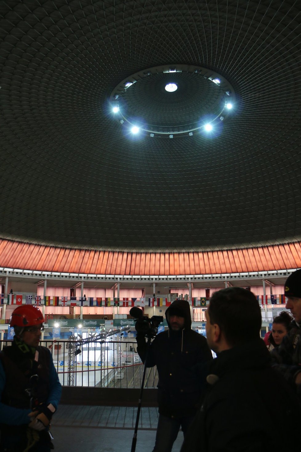 Ochoz pod střechou pavilonu Z se nachází ve výšce přibližně 38 metrů nad podlahou.