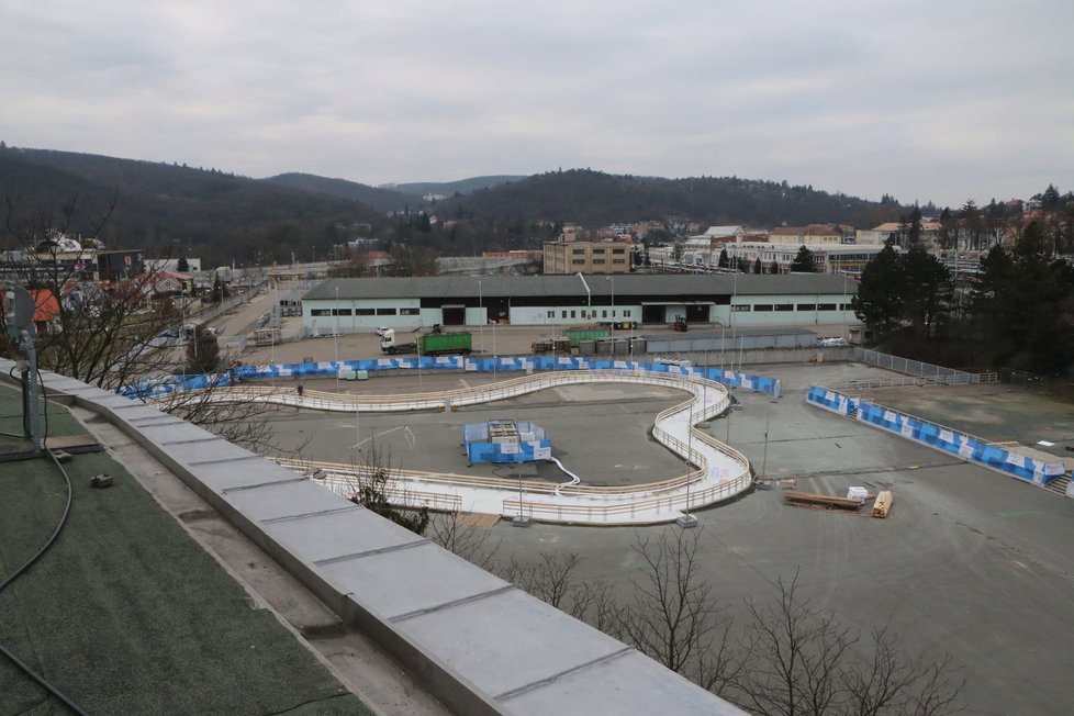 Pohled ze střechy pavilonu Z na část sportovišť olympijského festivalu.