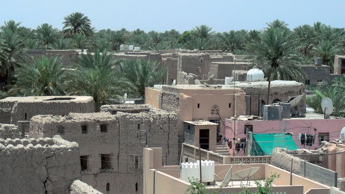 Rozpadající se vesnice z nepálené hlíny jsou svědky zašlé slávy ománského sultanátu