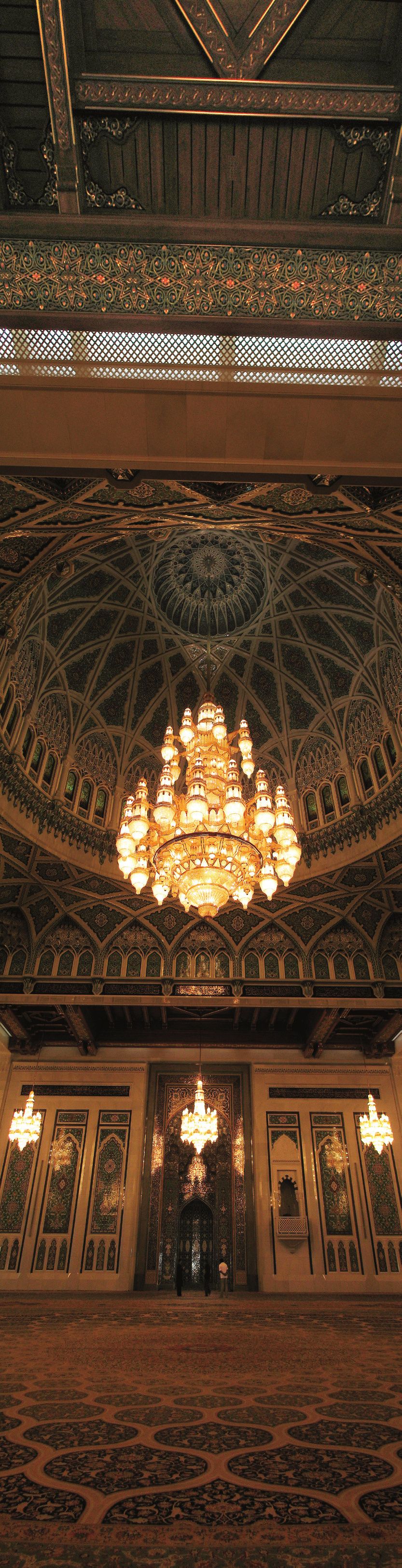 Velká mešita sultána Kábúse je uvnitř bohatě zdobena.