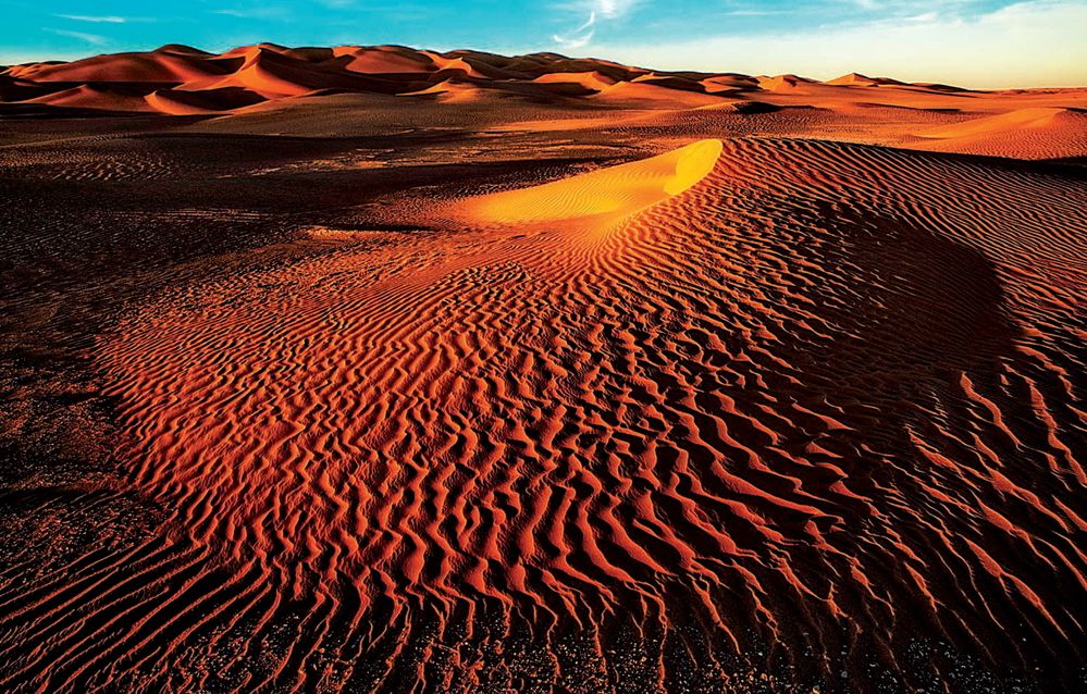 S plochou 650 tisíc kilometrů čtverečních je Rub al-Chálí největší písečnou pouští světa. Pokud si umíte představit celou Francii zasypanou pískem, umíte si představit rozměr Rub al-Chálí. „Ani Alláh tam nechodí,“ varovali beduíni olejáře, kteří tu koncem 40. let minulého století pátrali po ropě.