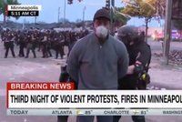 Reportéra CNN zatkli v přímém přenosu. Protesty proti smrti černocha změnily město v bojiště