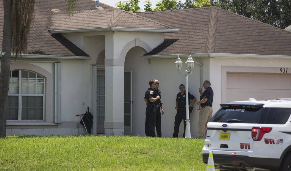 Policie při zásahu na dům, kde Omar Mateen žil.