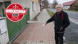 Milan Duka (80) se soudí kvůli chodníku: Nebezpečný je i po čtyřech opravách!