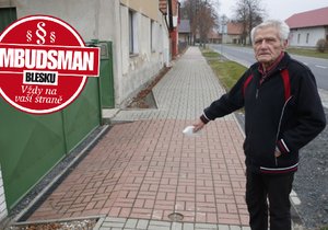 Milan Duka (80) už pět let řeší situaci před svým domem.