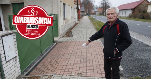 Milan Duka (80) už pět let řeší situaci před svým domem.