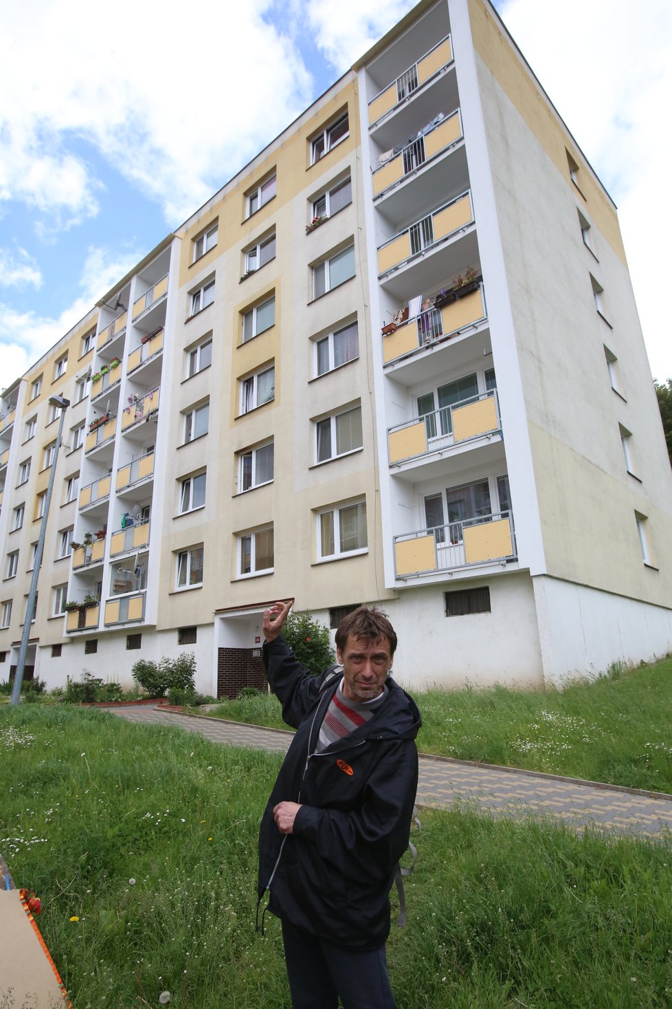 V domě žil tomto a vkládal do bytu peníze pan Šlosárek dlouhých deset let.