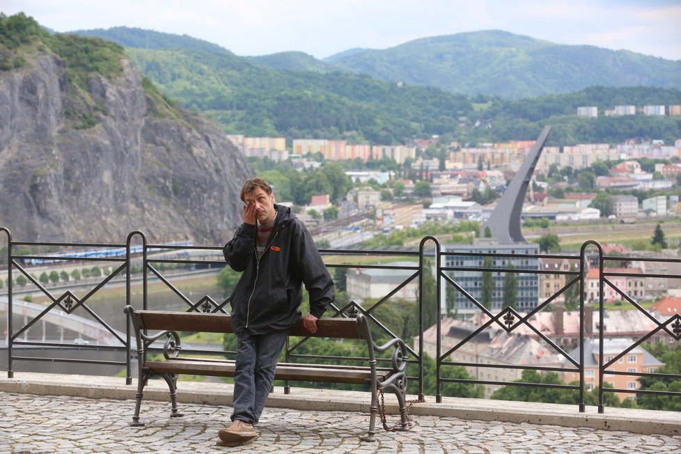 Pan Jiří Šlosárek (53) je ztělesněním obrazu člověka, kterému se zhroutil svět. Ještě 17. ledna letošního roku žil v bytě, měl auto, přítelkyni i práci. Následující den už strávil na ulici a tam také zůstal. Jeho dřívější rodina mu všechno vzala.