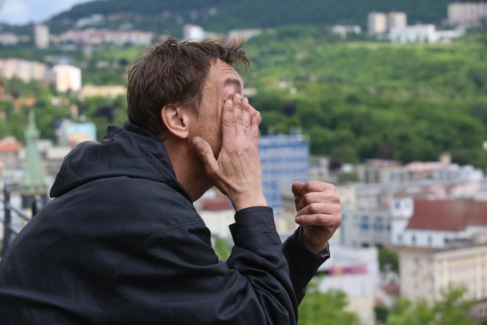 Pan Jiří Šlosárek (53) je ztělesněním obrazu člověka, kterému se zhroutil svět. Ještě 17. ledna letošního roku žil v bytě, měl auto, přítelkyni i práci. Následující den už strávil na ulici a tam také zůstal. Jeho dřívější rodina mu všechno vzala.