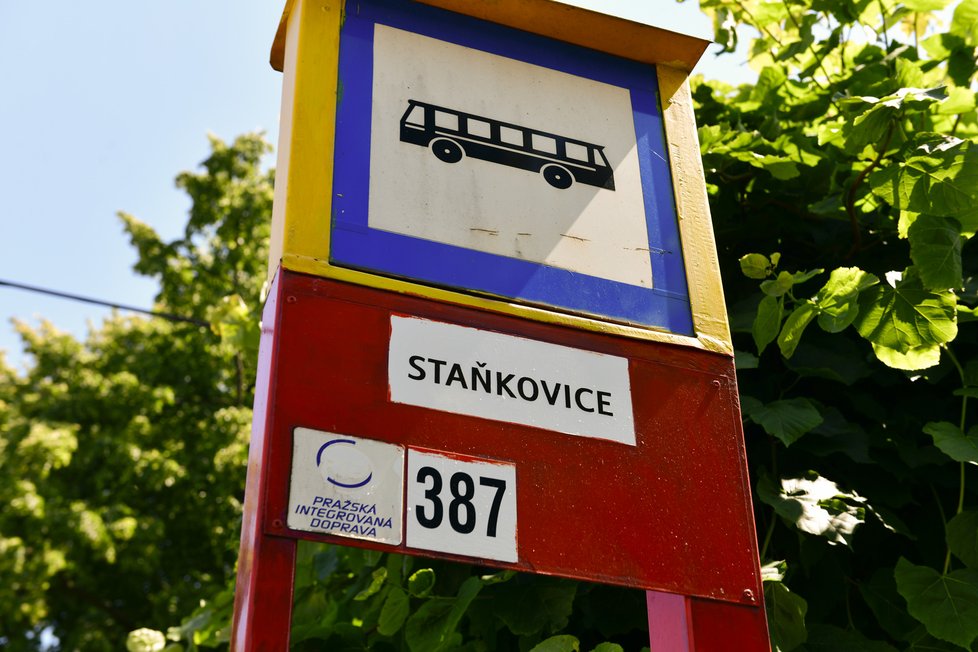 „Na chatu dojíždím z Prahy  autobusem dvakrát týdně.  Nyní si musím vybrat buď výrazně delší trasu  s přestupem, nebo dojít do Staňkovic 2 kilometry pěšky,“ popisuje.