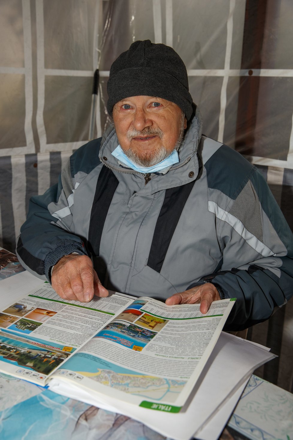 Jan Melichar (80) s katalogem  cestovní kanceláře Amico  travel, kde dovolenou  pečlivě vybíral.