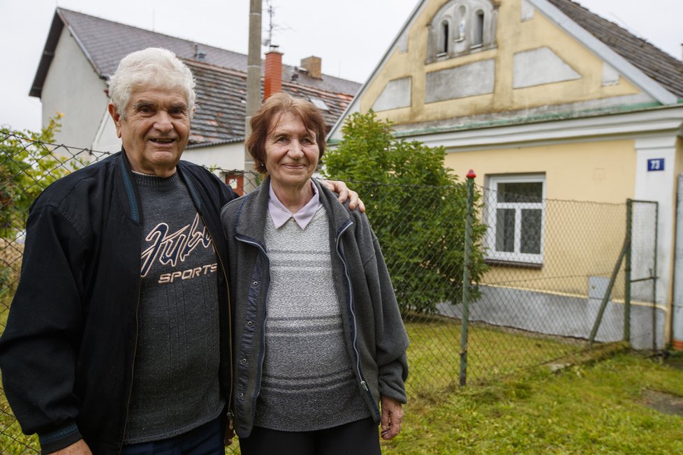 Manželé mají se sousedem trápení.  „My sem jezdíme tak rádi, ale  poslední dobou se vždy obáváme obáváme, co tu najdeme. Je to prostě celé nepříjemné,“ říká paní Libuše.