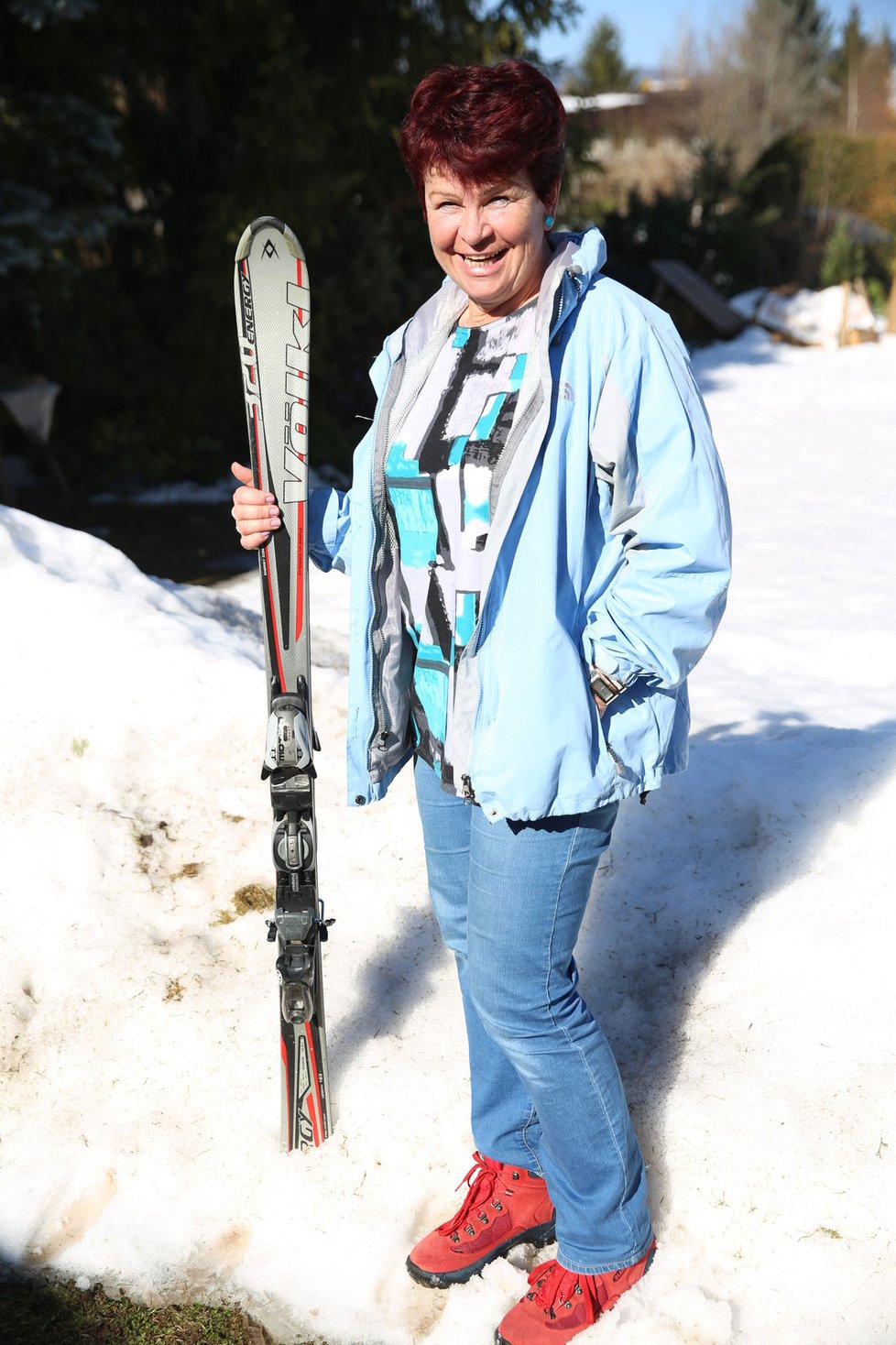 Paní Jaroslava lyžuje ráda a často, bydlí mezi několika velkými lyžařskými areály.