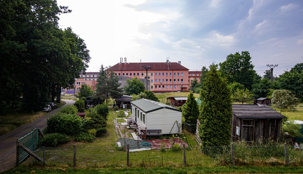 Šíře zahrádky je 6,6 metru. „Ten mobilhouse má asi 4 metry, takže ta hranice schodů je méně než 2 metry od hranice mého pozemku,“ ukázala Blesku.