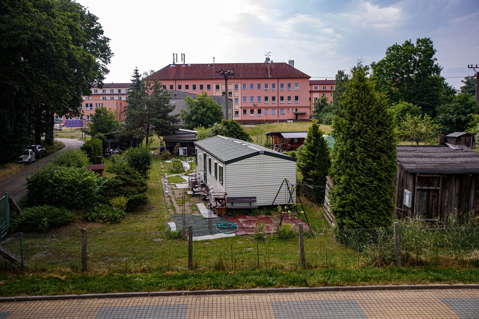 Šíře zahrádky je 6,6 metru. „Ten mobilhouse má asi 4 metry, takže ta hranice schodů je méně než 2 metry od hranice mého pozemku,“ ukázala Blesku.