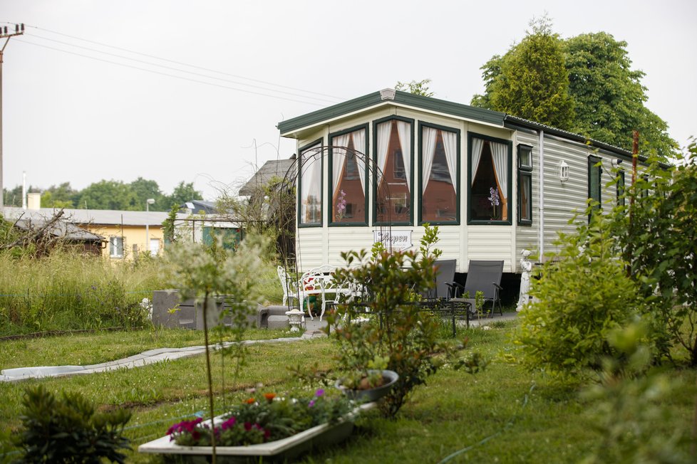 Paní Umlaufové se nelíbí  obrovský mobilhouse,  s dekoracemi v podobě  soch...