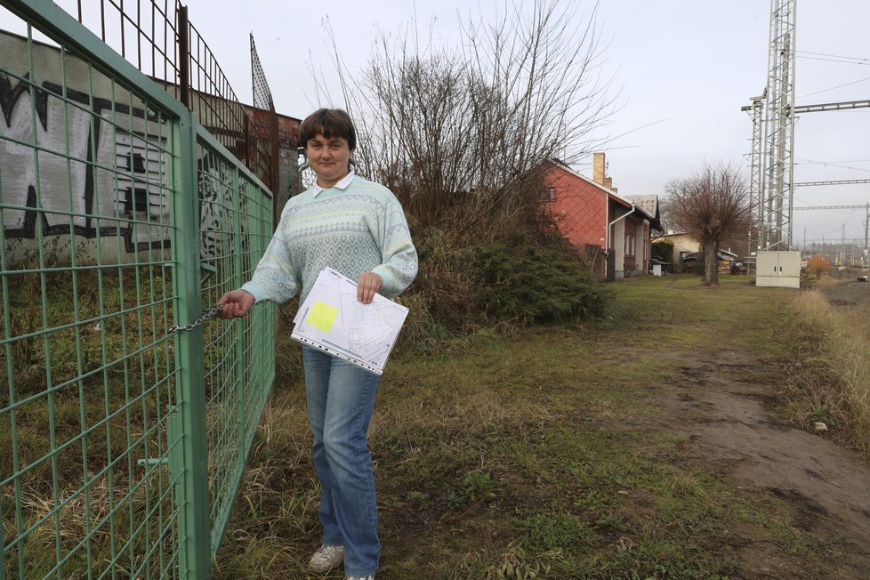 Dali nám na vrata zámek, nedali k němu klíč a odřízli nás od příjezdové cesty,“ říká  paní Zdena.