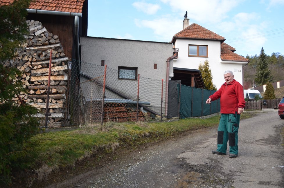 Oldřich Miča ukazuje  na zničenou cestu. Má za to, že ji zničila tekoucí  voda od souseda.