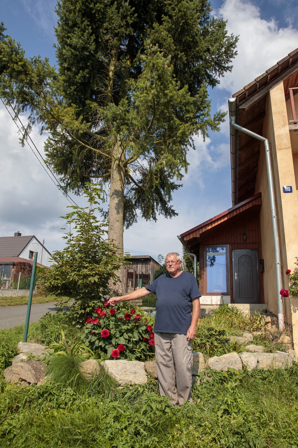 „Tak krásně se tady odpočívalo  na lavičce. Teď tam od rána do večera  pere sluníčko…,“ smutní pan Benko.