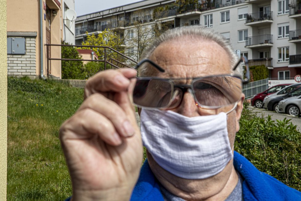 Dvoje brýle, které pan Ludvík musí  používat přesto, že podstoupil  operaci očí.