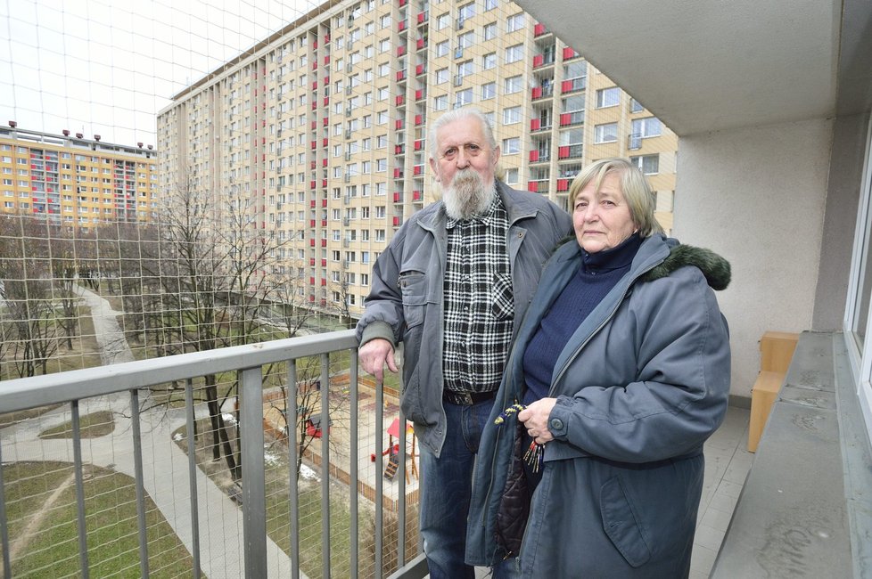 Šmídovi žijí v ďáblickém paneláku od roku 1972.