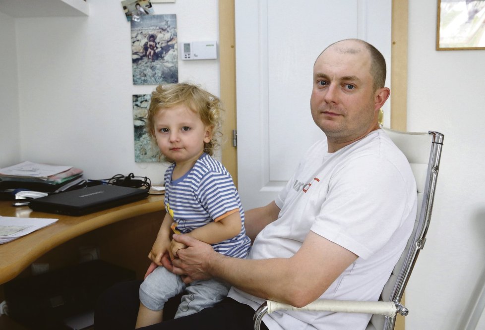 Svého synka Štěpána kvůli časově náročné práci na Slovensku téměř neviděl. Zaplaceno za ni ale nedostal.